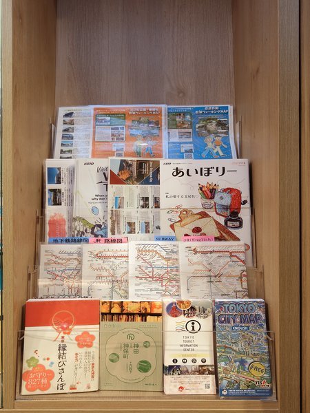 画像(【ラウンジ】周辺案内をご用意しております。ご自由にお持ちください。)