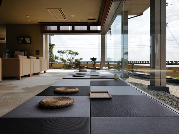 ロビーの畳に腰を下ろし、海の景色を楽しむ
