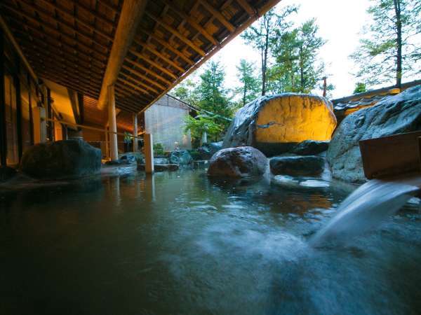 【大浴場】お湯の中で肌を触るとぬるっとするほどとろみのある温泉は、飛騨高山では珍しい自家源泉。