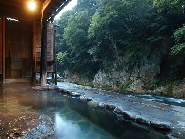 渓谷を望む絶景の露天風呂