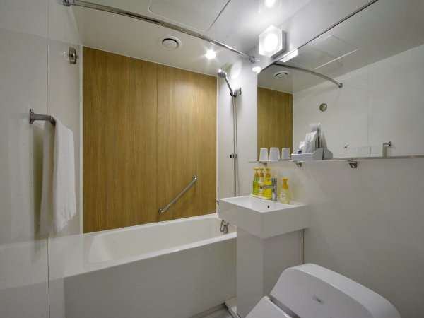ツインルームのバスルームは2019年7月にリニューアルした広めのバスルームとなっております☆
