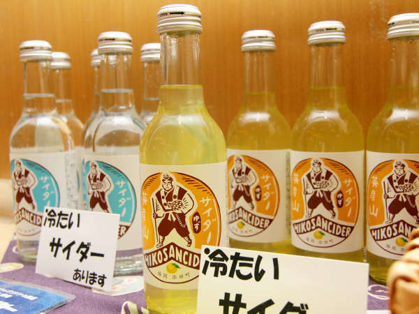 フロント売店には添田町のお土産物、地酒などを取り揃えております。
