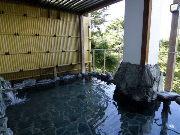男女共大浴場と露天風呂があり、露天風呂からは緑の樹々、山々を望むことができます。