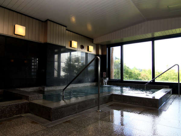 男女共大浴場と露天風呂があり、露天風呂からは緑の樹々、山々を望むことができます。