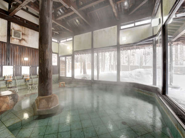 *【温泉：内風呂（冬）】大きな窓からは四季の景色が楽しめます。冬は雪見風呂をご堪能ください