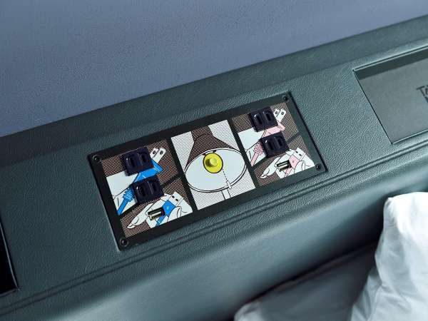 �y�q���z�x�b�h�̏㕔�ɃR���Z���g��ݒu�B�����d�C�X�C�b�`�A�R���Z���g�S�����A�t�r�a�R���Z���g�Q�����B