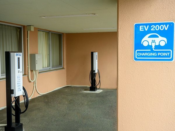 �T�̈�z�e�� ���H�F�h�̒��ԏ�ɓd�C�����iEV�j���ʏ[�d���2��ݒu���Ă��܂�