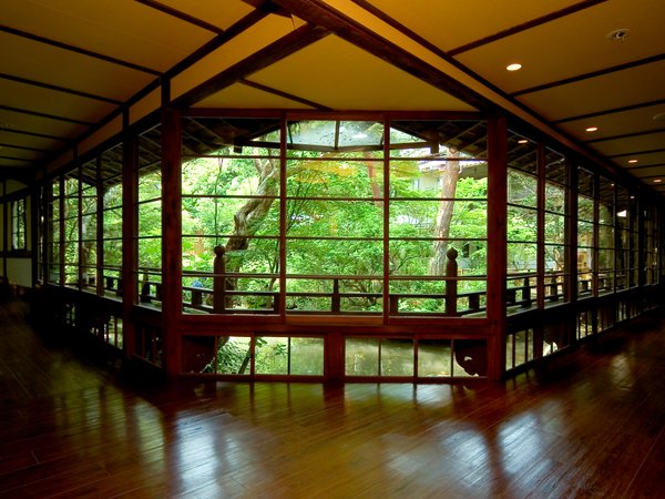 【館内回廊】大きな窓から望む修善寺の自然、昼は暖かい日差し、夜は美しいライトアップを…