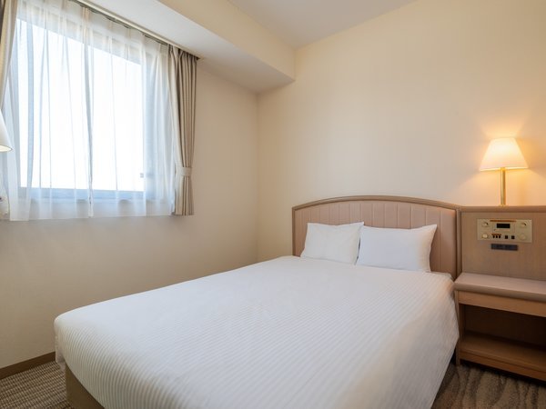 �x�b�h��141cm�~203cm�̃_�u���x�b�h�����p�ӂ��Ă���A�������Ƃ��������������܂��B