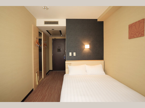 【シングルルーム】15㎡・ベッド幅140cm、Serta社製コイルマットレス使用。