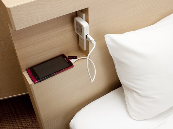 �x�b�h�{�[�h�ɃR���Z���g�ݒu�A�����ŃX�}�z��g�т̏[�d���ł��܂��B