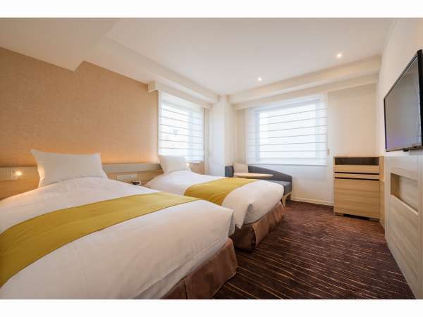 【ツインルーム】シモンズ製　幅１１０センチのベッドが２台。お部屋は２１平米。