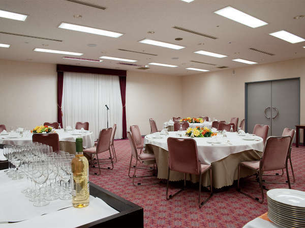 中規模の宴会場で、立食・着席など様々なシーンに柔軟に対応できる空間です。