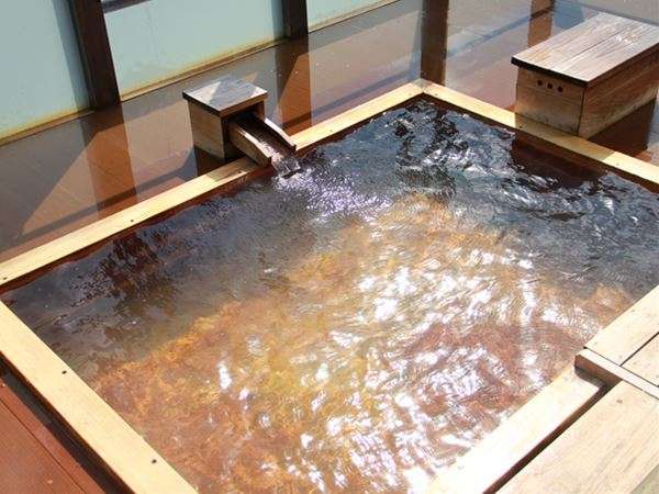 かけ流しのため、湯船の中はいつも新鮮で清潔な温泉で溢れています。