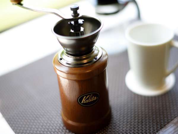 【コーヒーミル】全客室にコーヒーミルをご用意しております。十和田湖を眺めながらゆったりと過ごすひと時