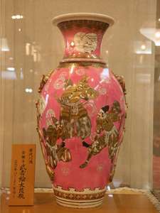 ロビーに展示してある苗代川焼「武者絵大花瓶」です。