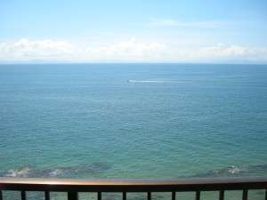 和洋室ベランダより眺められる伊勢湾眺望。青空と海のコントラスト