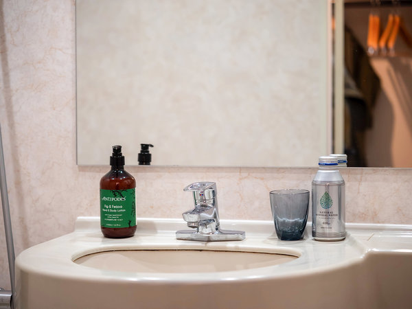 �y���j���[�A���q���z�A���j�e�B