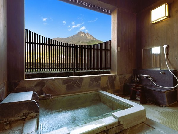 由布岳を望む客室の半露天風呂