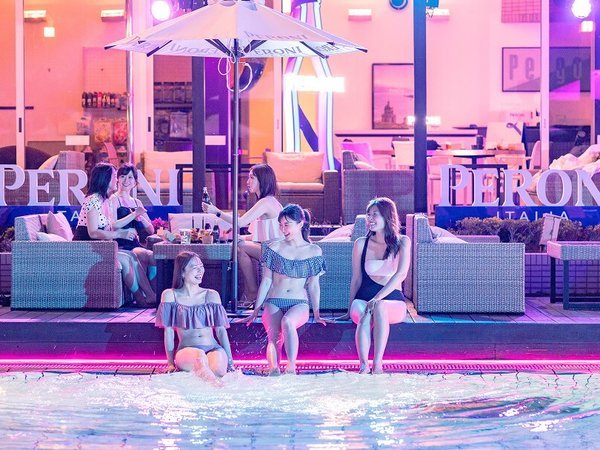 �O�����h�v�����X�z�e�����x�C�FGirls�f Summer Night Out!