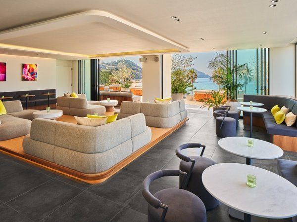 ���E���W