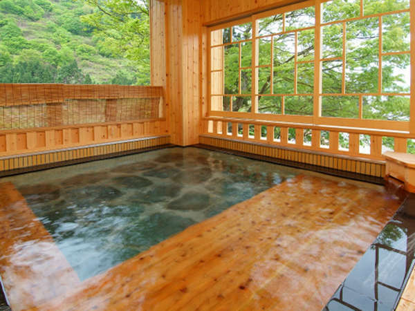 *婦人大浴場「桂姫の湯」露天風呂。遠く三国山脈を眺めながら、天然湧出の源泉の湯をお楽しみ下さい。