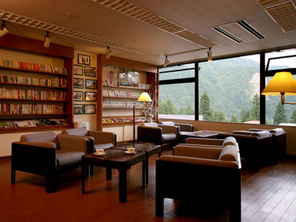 *不老カフェ。窓の外には三国山脈を一望！ゆったりとしたお席で四季の移り変わりをお楽しみ下さい。