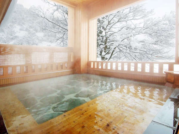 *婦人大浴場「桂姫の湯」露天風呂（冬）。季節毎に移ろう景色は格別！冬は雪見露天を楽しんで。