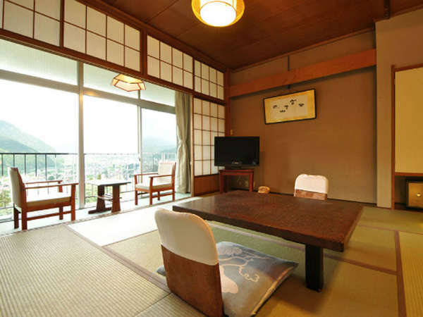 *東館高層階客室一例。4階・5階・6階のいずれかのご用意となります。湯沢の大パノラマをお楽しみください。