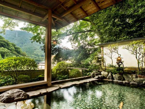 本館ホテル仙景の展望露天風呂です。湯本の山々を望みながら、さながら仙人のような心地に。