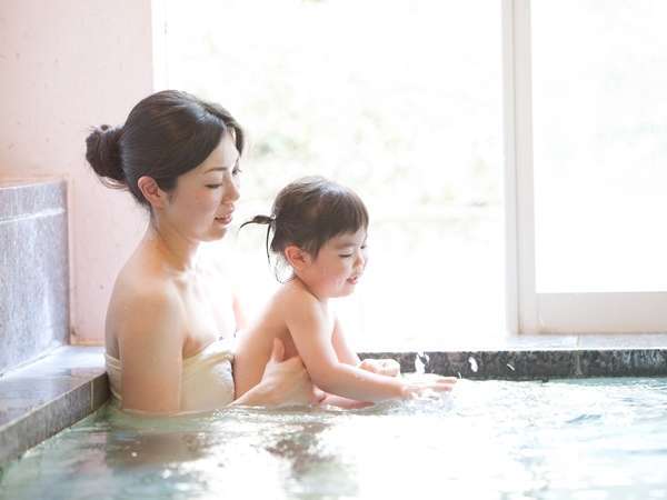 【大浴場/こうのとり温泉】お子様の入浴も安心な浅めの設計となっております