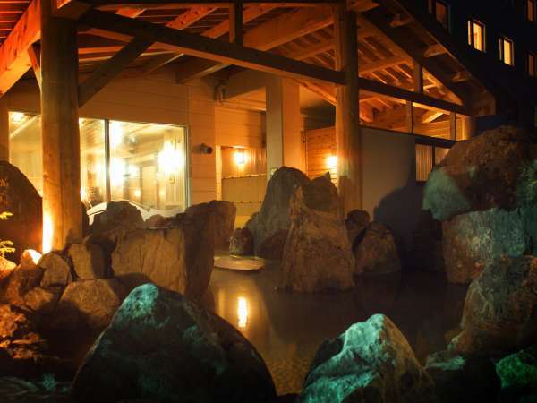 【1F和風大浴場】700tもの岩石を組み上げた野趣あふれる庭園の露天風呂！