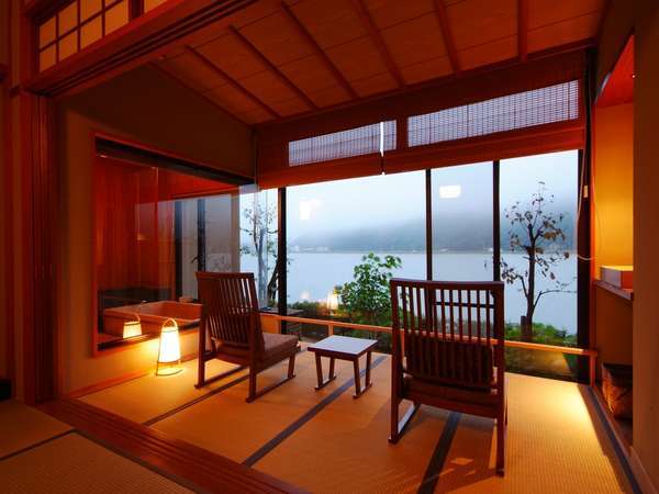 1階和室【川側/49㎡】 時とともに変わる景色を眺め、何もしないという贅沢なひと時を過ごす。
