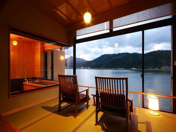 2階和室【川側/49㎡】 時とともに変わる景色を眺め、何もしないという贅沢なひと時を過ごす。