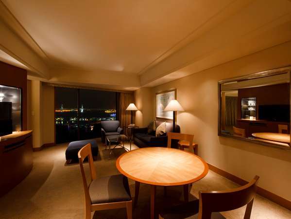 GRAND CORNER SUITE BAYVIEW LIVING ROOM