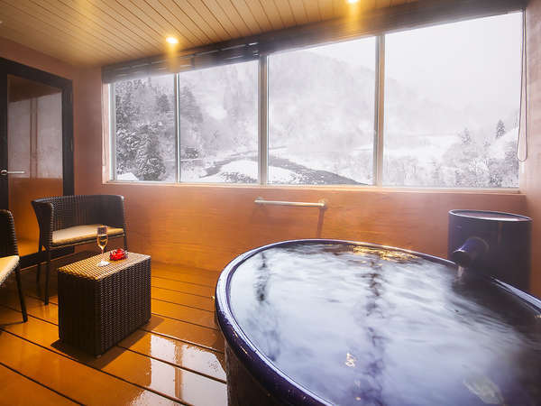 【最上階露天風呂付客室‐山月】窓を開ければ広がる黒部川の絶景。冬の雪見風呂も粋なもの。