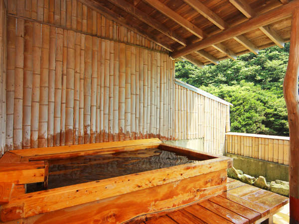 檜作りの貸切天風呂～ご家族と、大切な方とプライベート空間を楽しめます