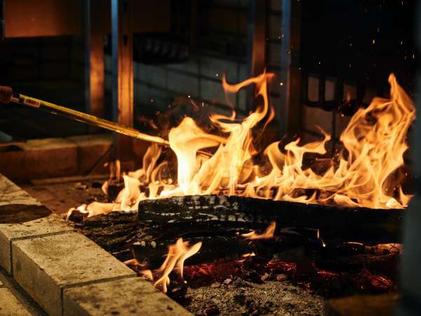薪のパチパチとはぜる音。オーブンに走る炎が最高級熟成肉の旨みや、近郊野菜の豊かな味わいを深めます