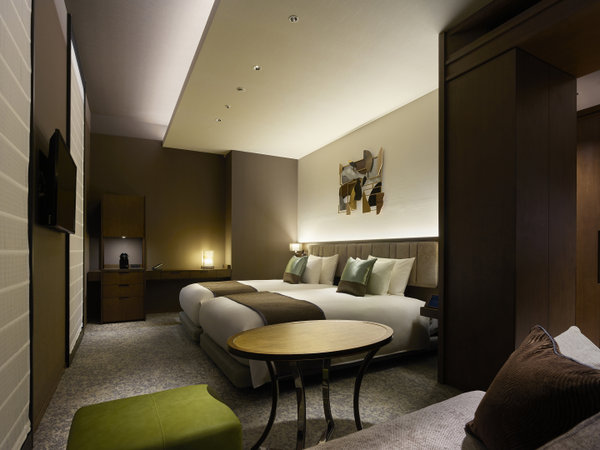 ＜デラックスツイン　34.2㎡＞　機能的なデザインのお部屋のベッドはサータ社製のジェルメモリーを採用。