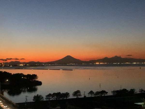 �؍X�Ãx�C�^�E���z�e���F�ԉΑ��i8��15���j