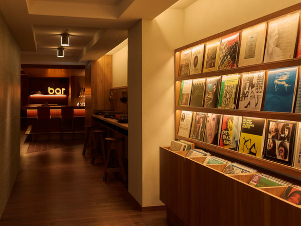 【バー＆ラウンジ】フロント奥のバー＆ラウンジにてお寛ぎください　営業時間: 10:00-23:00