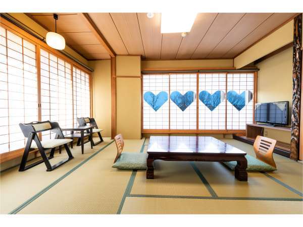 限定2部屋！東本願寺を眺める和室10畳のお部屋に古来より福を呼ぶハート型模様の猪目障子がございます。