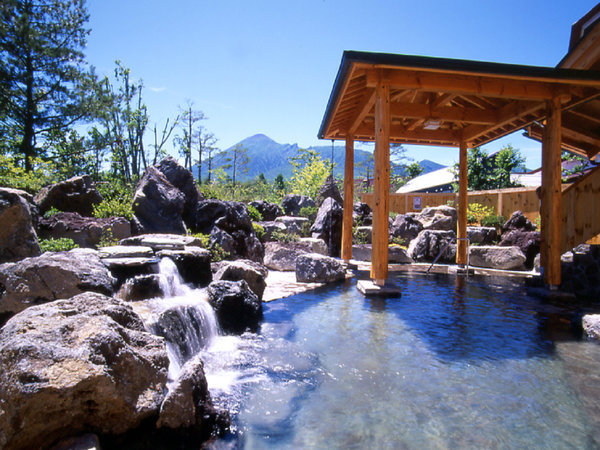 【大浴場露天風呂】マイナスイオンたっぷり、八幡平の自然に包まれるような露天風呂です