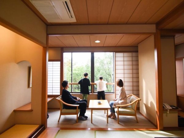 �L���Ōi�F�𒭂ߌ�荇���ЂƂƂ��A�S�̂Ȃ����[�߂闷�̒c���