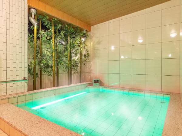 女性浴場☆湯船越しの竹林がエステティックな空間を作り出しています。