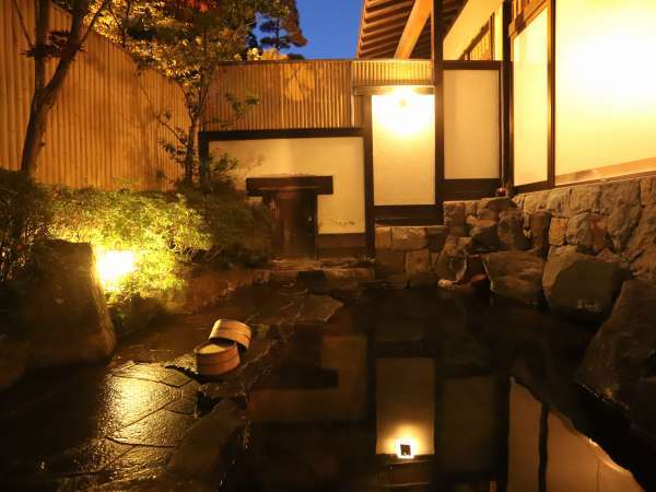 【湯守のいる自家源泉の宿　奈良屋旅館】時を経た木の温かみを感じる、木造民家造りの宿。