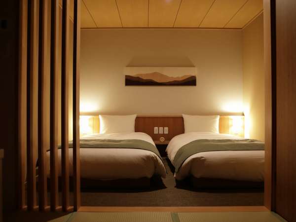 【客室：デラックスツイン】32.2平米　心地良いベッドで旅の疲れを癒してください。　