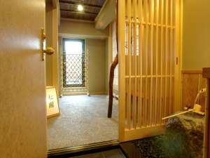 �z�e���K��ɂ���y�a���M�o�������z�̓h�A���J����ƕʐ��E���L����܂��B