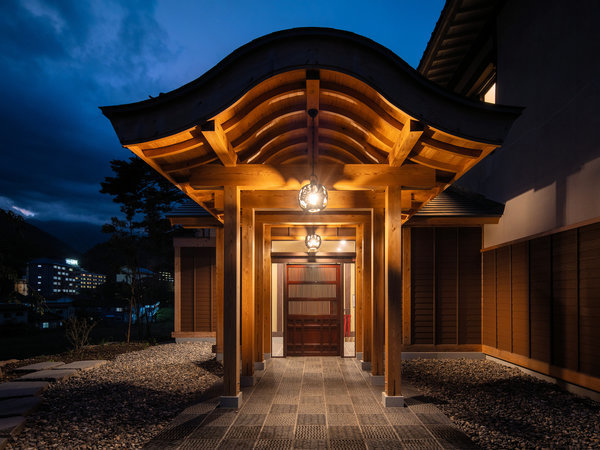 ���{�݁��l�G�̓��h���R�� �G���g�����X