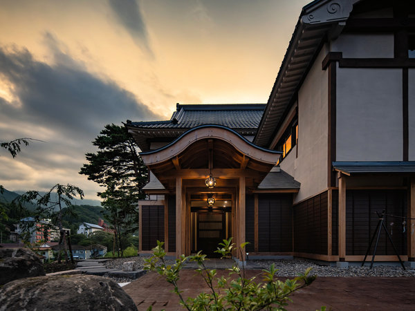 ���{�݁��l�G�̓��h���R�� �G���g�����X